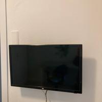 Tv Led 24 con piastra per muro