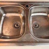 Lavello e piano cottura in acciaio.