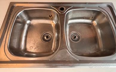 Lavello e piano cottura in acciaio.