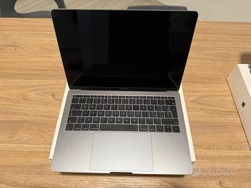Macbook Pro 2017 completo di scatola  guasto