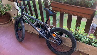 Bici BMX modello B'TWIN Wipe 100