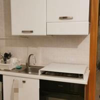 Cucina competa di piano cottura e lavabo