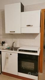 Cucina competa di piano cottura e lavabo