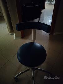 poltrona con rotelle  per studio dentistico 