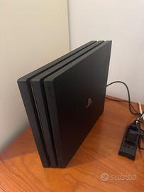 PS4 PRO da 1TB con un controller