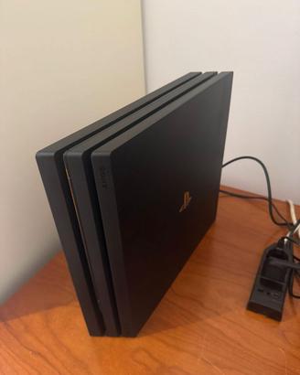 PS4 PRO da 1TB con un controller