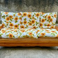 Divano in legno massello con cuscini