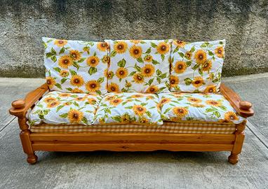 Divano in legno massello con cuscini