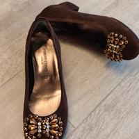 décolleté in camoscio fiocco strass 