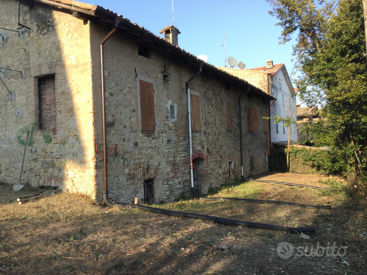 Complesso di rustici da ristrutturare - Vista 2