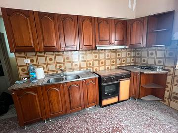 Cucina completa di forno nuovo, doppio lavello