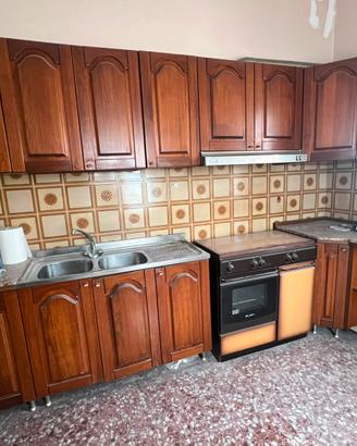 Cucina completa di forno nuovo, doppio lavello