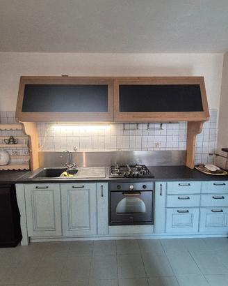 cucina intera in legno e lavagna