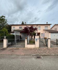 Porzione di casa con giardino