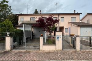 Porzione di casa con giardino