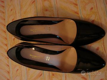 Scarpe nere lucide con tacco a spillo