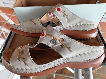 sandali donna morbidi beige con fiorellini