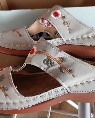 sandali donna morbidi beige con fiorellini