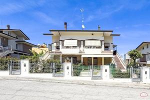 AMPIO TRILOCALE AL PIANO TERRA CON INGRESSO INDIPE