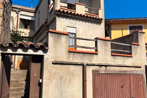 Casa indipendente con cortile e garage