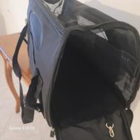 Trasportino nero per animali. 