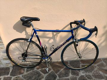 bicicletta da corsa su strada