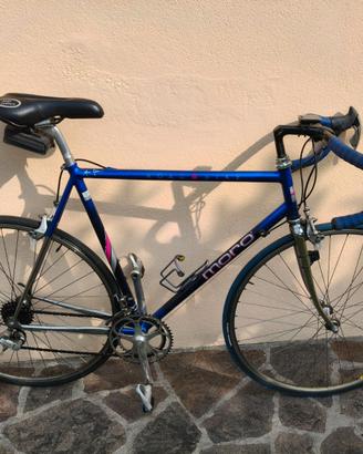 bicicletta da corsa su strada