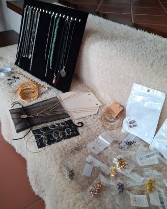 Lotto bigiotteria donna (collane, braccialetti..)