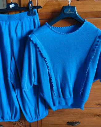 Completo donna con maglia e pantalone azzurri