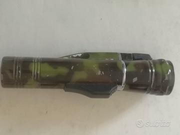 pila e accendino stile militare