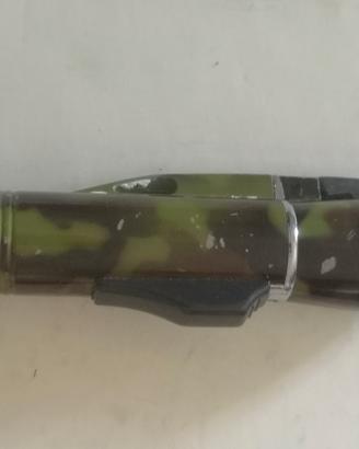 pila e accendino stile militare