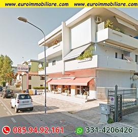 Grande locale commerciale con 3 vetrine