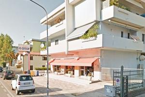 Grande locale commerciale con 3 vetrine