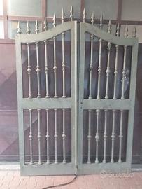 vecchi cancelli in legno