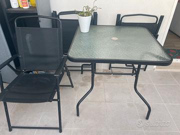 Tavolo da esterno con porta ombrellone