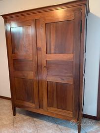 Armadio del 700 in noce nazionale massiccio