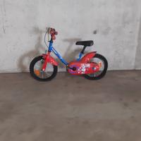 Bici rossa e blu b-twin con rotelle