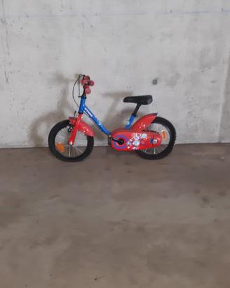 Bici rossa e blu b-twin con rotelle
