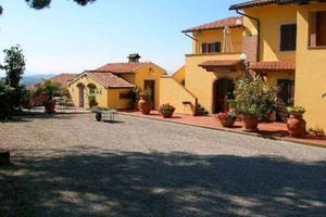 Rustico / Casale di 700 m² con più di 5 locali e b