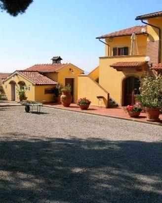 Rustico / Casale di 700 m² con più di 5 locali e b