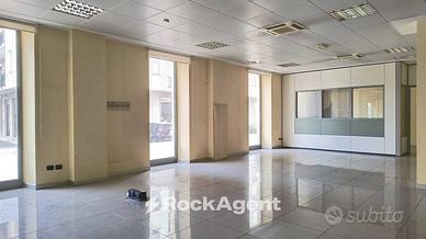 AMPIO LOCALE COMMERCIALE CON 5 VETRINE IN CENTRO A