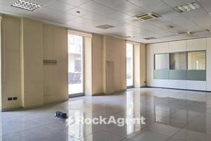 AMPIO LOCALE COMMERCIALE CON 5 VETRINE IN CENTRO A