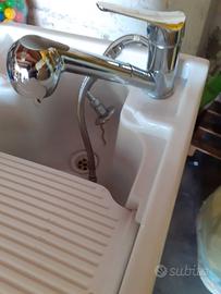 Lavatoio con rubinetto