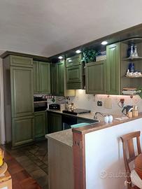 Cucina compresa di elettrodomestici