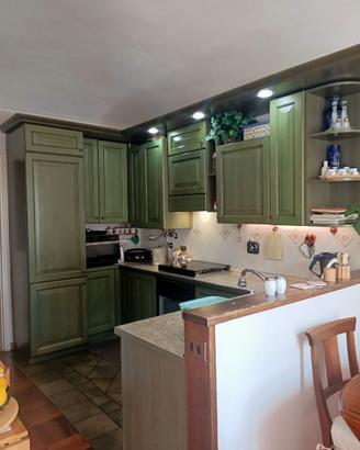 Cucina compresa di elettrodomestici