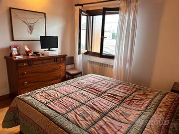 Camera matrimoniale in legno pregiato