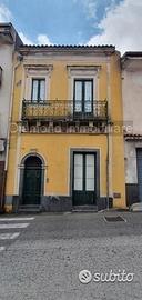 Palazzetto di 200 mq su due livelli a piedimonte