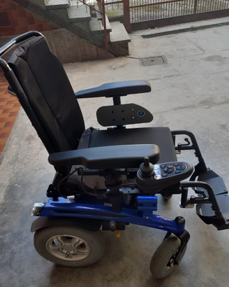 Sedia elettrica a rotelle per disabili