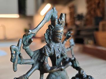 Statua Durga in metallo su leone