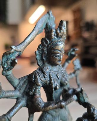 Statua Durga in metallo su leone